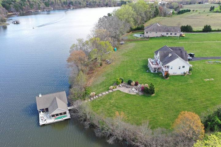 Vacation rental for 18 people, with yard, with pets in Lake Anna