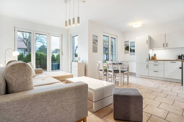 Entire apartment, Apartment 'Haus Annelie Fewo 01' with Private Terrace, Shared Garden and Wi-Fi in Dranske, Ruegen