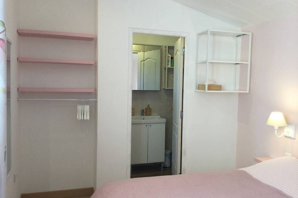 Self-contained studio near calanques Cassis Aix Marseille in Roquevaire, Marseille region