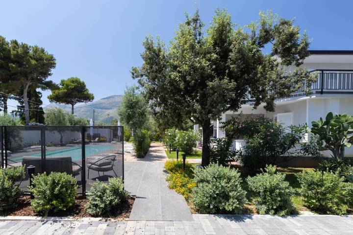 B&b per 2 persone, con panorama e giardino nonché piscina, con animali domestici in Carini