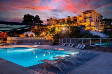 Hôtel pour 3 personnes, avec jardin et sauna ainsi que jacuzzi et piscine à Tourtour