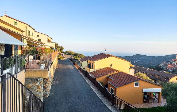 Appartamento moderno con piscina, parcheggio e WiFi, vicino al centro città in Civezza, Riviera di Ponente