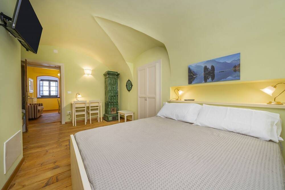 Appartement entier, Guesthost - A comfortable and welcoming 37 square meters apartment, perfect for four people, located on the ground floor of a historic building built in 1864 and renovated in 2025 while maintaining its historic atmosphere (No elevator).The property is lo in Tarvisio, Karnischer Hauptkamm