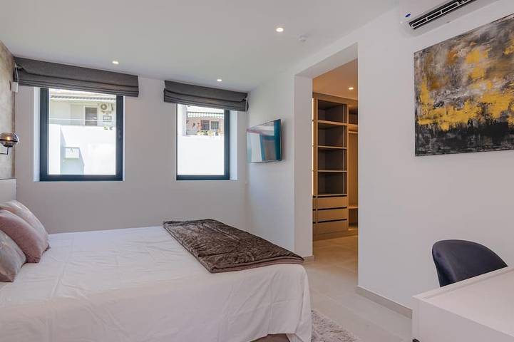 Cheap villa for 10 people, with hot tub in Marbella