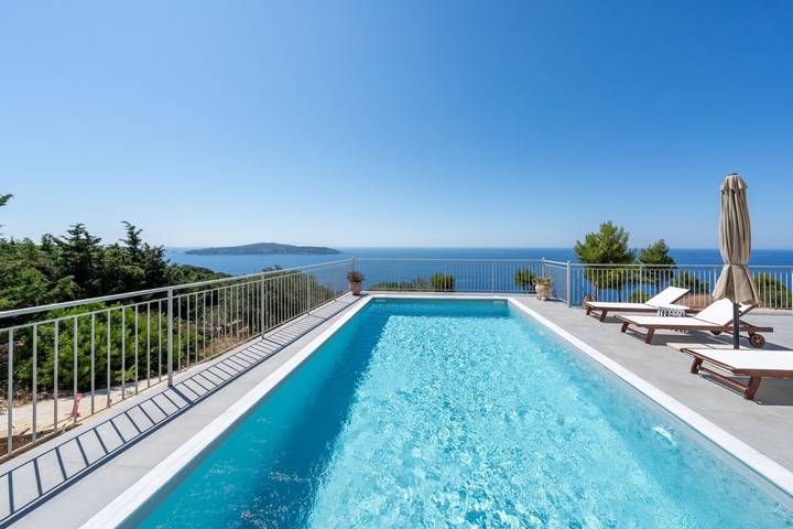 Villa for 8 people, with view and garden in Paxos