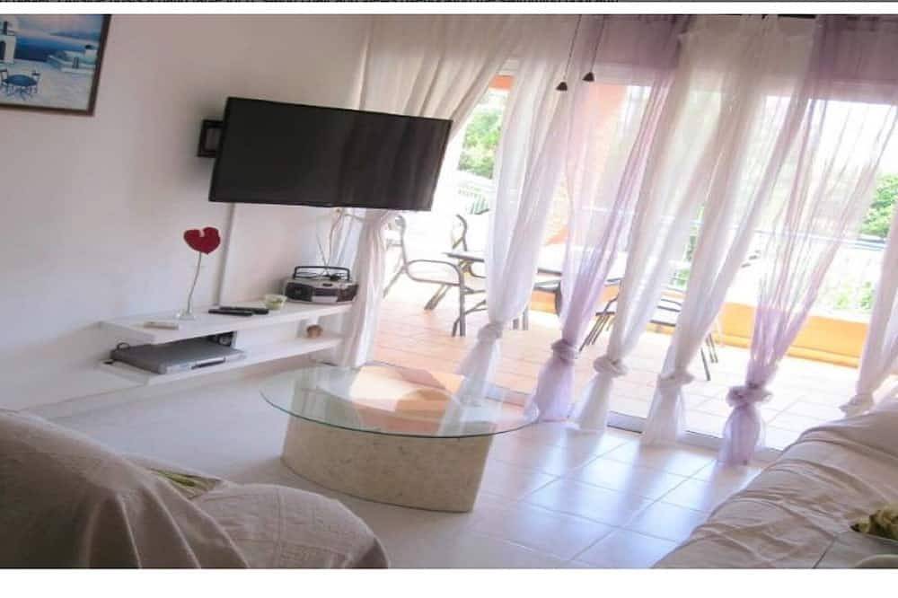 Entire apartment, 2 Bedroom Apartment/Sleeps 6 in Paphos, South Cyprus