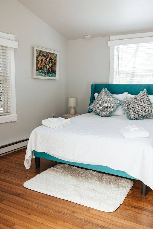 Cheerful two bedroom cottage with Parisian patio! in Middletown, Newport County