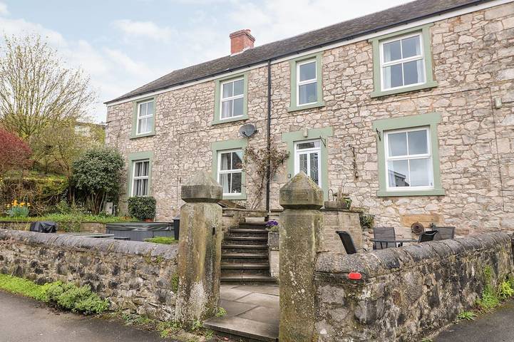 Cottage for 10 people, with garden and hot tub, with pets in Derbyshire