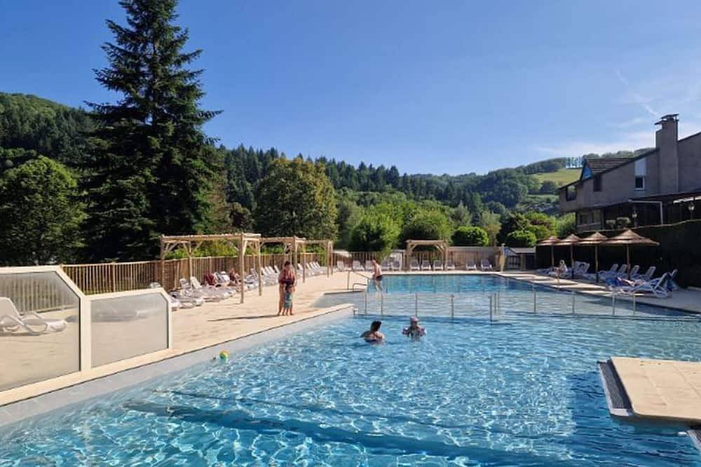 Mobile home with terrace in Saint-Geniez-d'Olt, sleeps 6 in Saint-Geniez-d'Olt-et-d'Aubrac, Parc naturel régional de l'Aubrac