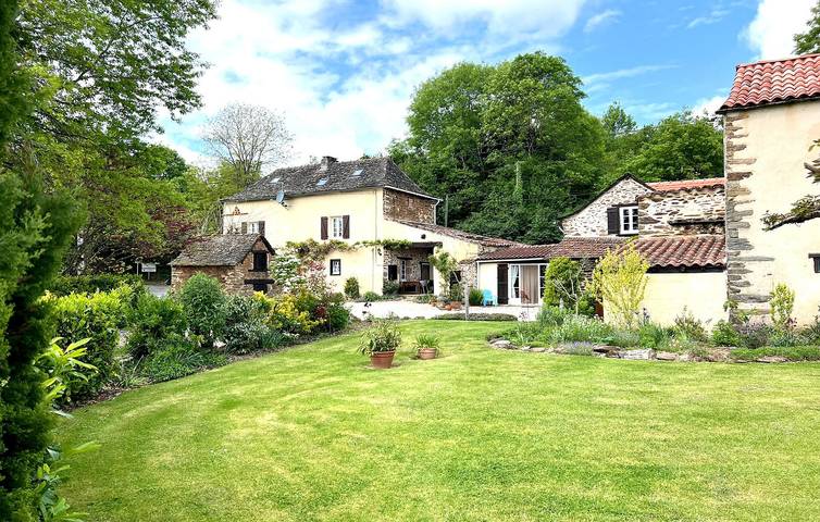 Location de vacances pour 4 personnes, avec piscine ainsi que terrasse et jardin à Jouqueviel