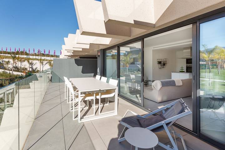 Ganze Wohnung, Luxuriöse Ferienwohnung mit 3 Schlafzimmern mit Bergblick, Pool, WLAN & Terrasse in La Resina, Estepona