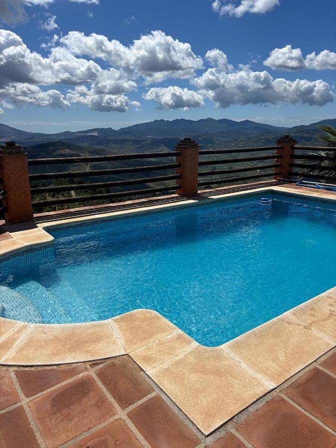 Casa rural para 6 personas, con terraza además de vistas y piscina, Se admiten mascotas en Alozaina