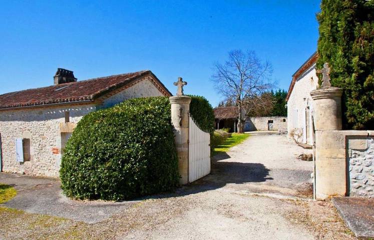 Location de vacances pour 18 personnes, avec vue ainsi que piscine et jardin, adapté aux familles à Cazideroque