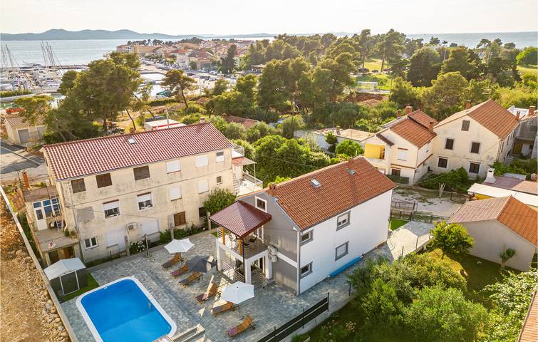 Location de vacances pour 12 personnes, avec terrasse ainsi que piscine et jardin à Ville de Zadar - 2