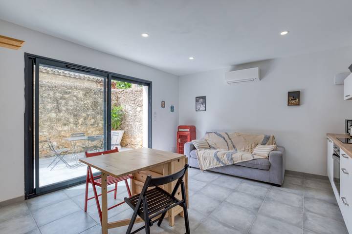 Hel lejlighed, Apartment 'Le Poulailler D'alice' with Private Terrace, Wi-Fi and Air Conditioning in Saint-Geniès-de-Fontedit, Middelhavskysten (Frankrig)