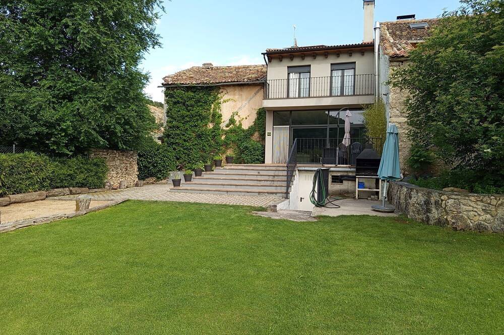 House the three walnuts in Prádena, Segovia Province