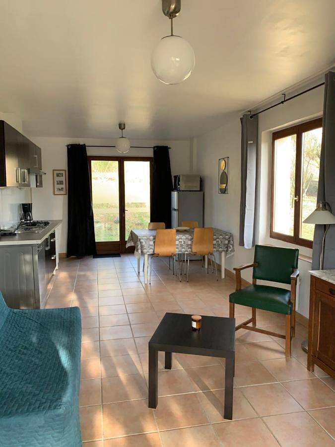 Location de vacances pour 6 personnes, avec piscine ainsi que vue et jardin dans Tourreilles - 2