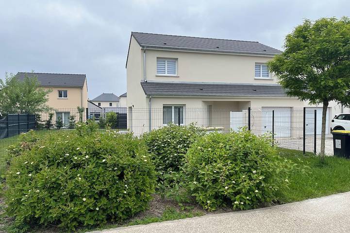 Location de vacances pour 8 personnes, avec Terrasse et Jardin à Bezannes