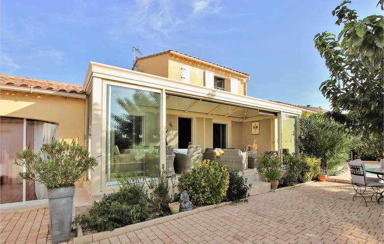 Location de vacances pour 6 personnes, avec jardin et piscine à Noves - 2