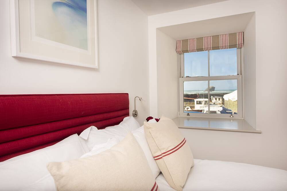 Little Harbour Master's House is a beautifully presented home set on the harbour in Portreath, South West England