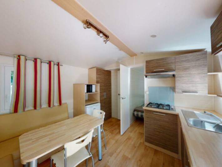 Mobil home pour 4 personnes, avec piscine et terrasse, animaux acceptés à Vic-sur-Cère - 2