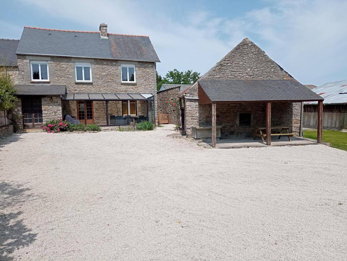 Three-Bedroom House in Saint-Carné, Région de Dinan