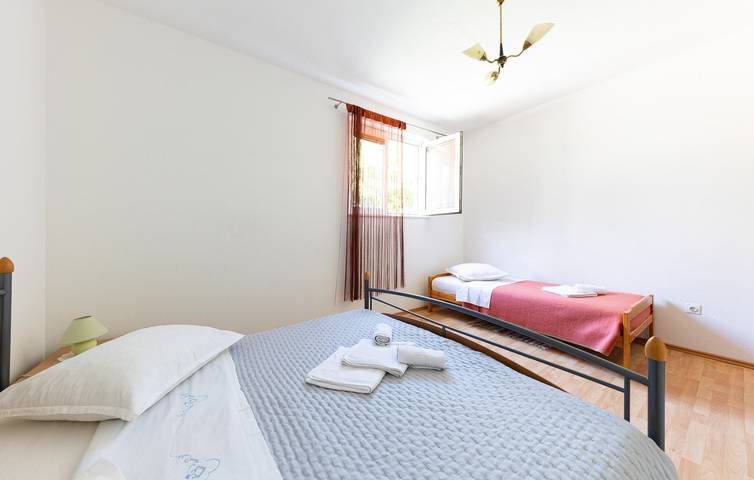 Ganze Ferienwohnung, Charmantes Apartment mit Terrasse, WLAN und Strandzugang in 2 km Entfernung in Lokva Rogoznica, Omis-Riviera