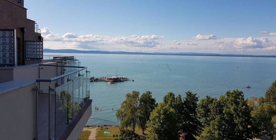 Ferienwohnung für 4 Personen, mit Balkon und Whirlpool sowie Terrasse und Garten in Szabadifürdő