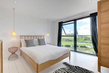 Holiday Home for 8 People in Mawgan Porth, Cornwall, Photo 1