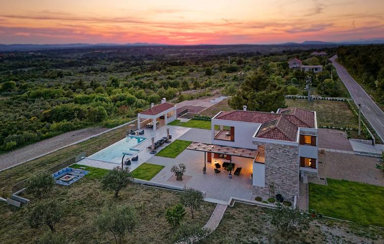 Modernes Apartment mit Pool, Terrasse und WLAN in der Nähe des Visovačko-Sees in Skradin, Šibenik-Knin