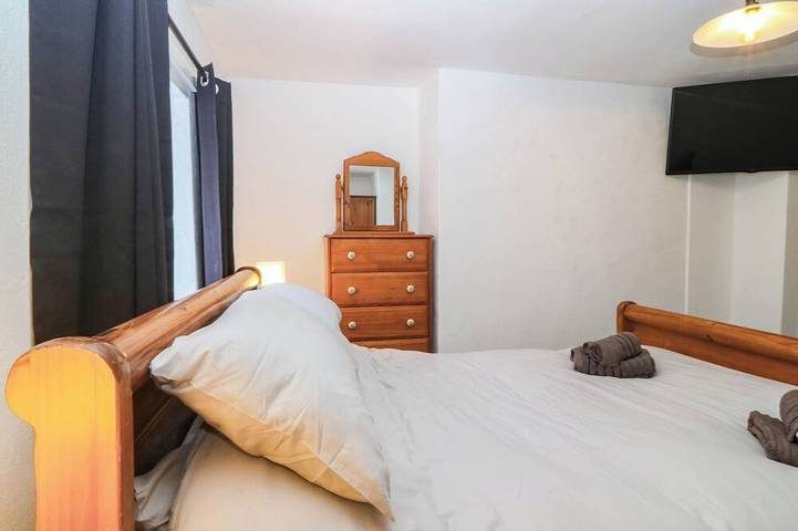 Emily Rose Cottage, pet friendly, country holiday cottage in Bethesda in Snowdonia