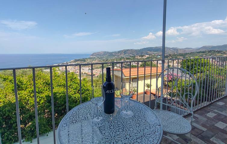 Amplio apartamento con vistas al mar, jardín y terraza, a 1,5 km de la playa in Patti (Italia), Provincia de Messina