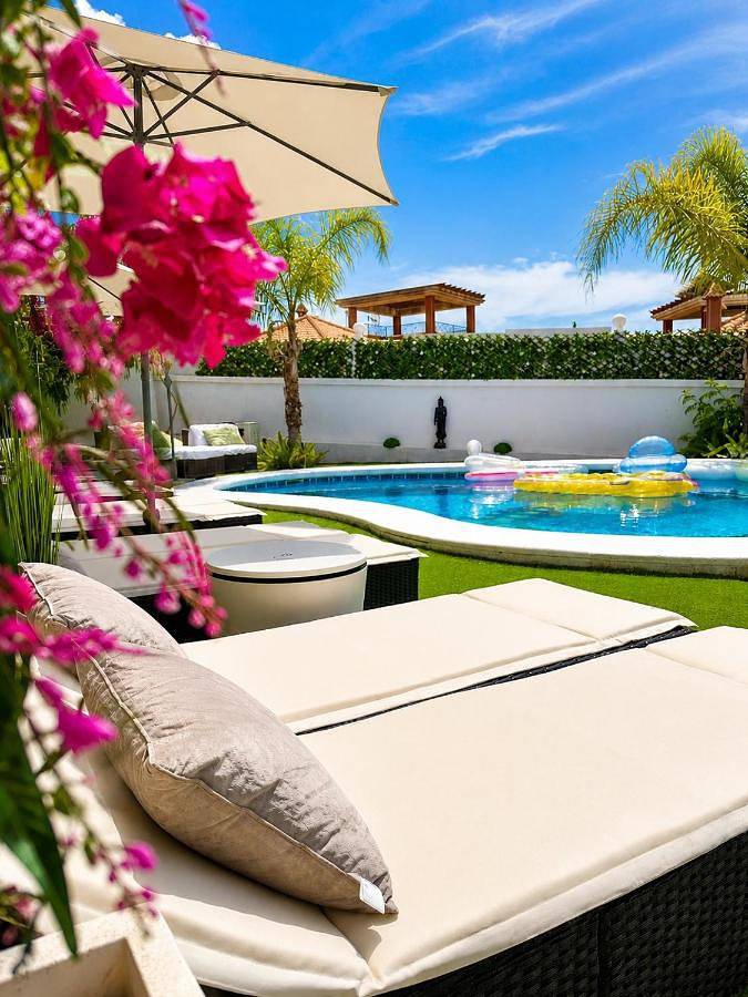 Villa pour 25 personnes, avec piscine ainsi que vue et terrasse, animaux acceptés à Benidorm