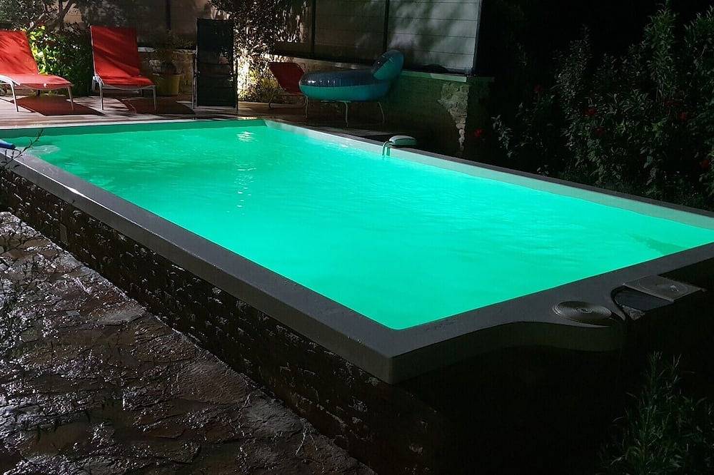 Accommodation in a country house with swimming pool in L'Isle-sur-la-Sorgue, Vaucluse