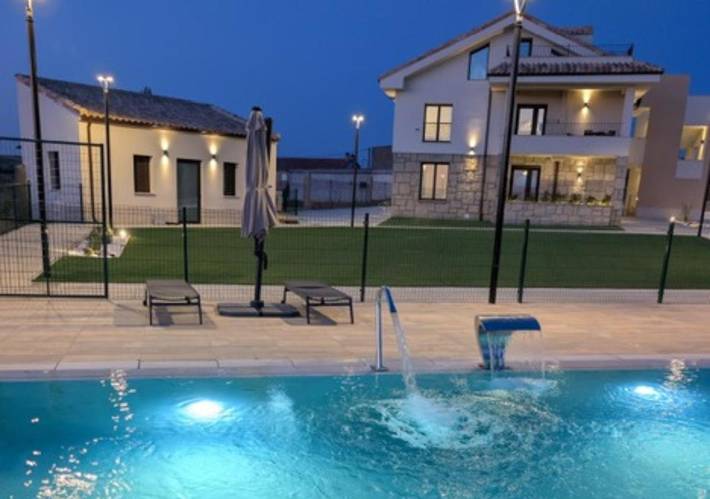 Apartamento para 4 personas, con terraza además de vistas y piscina en Fermoselle