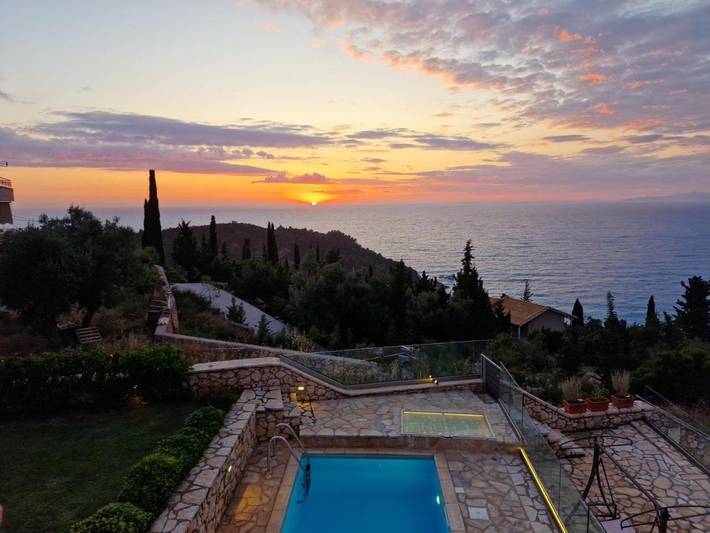 Villa für 9 Personen, mit Balkon und Whirlpool sowie Terrasse und Garten