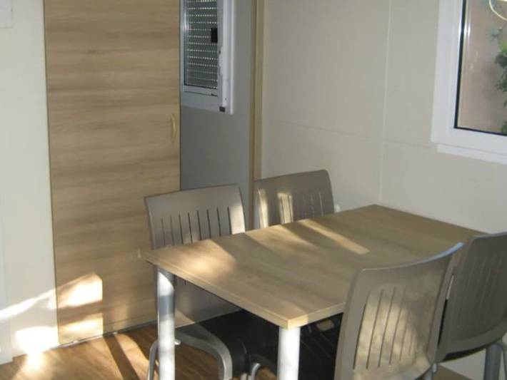 Chalet voor 2 personen, met terras en zwembad, met huisdier in Noves