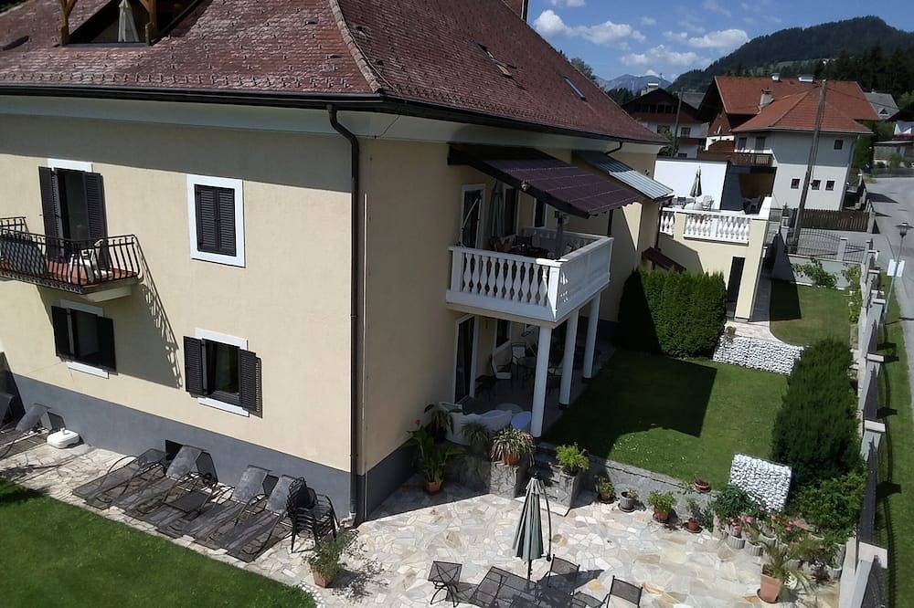 Ganze Wohnung, Herrenhaus  mit  Garten- & Loggia-Appartements, Erholungs-Park und Pool in Kreuzeckgruppe, Dellach im Drautal