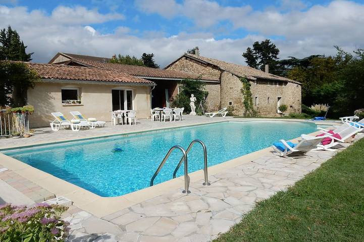 Location de vacances pour 8 personnes, avec piscine ainsi que terrasse et jardin à Alixan