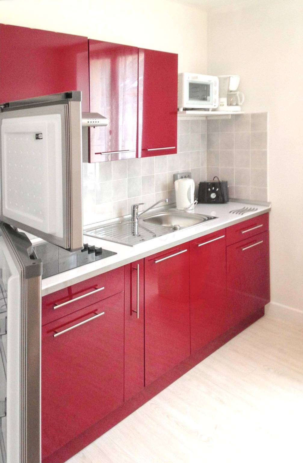 Entire apartment, Welcoming apartment in Néris-les-Bains - 35 m², nice terrace in Néris-les-Bains, Montluçon region