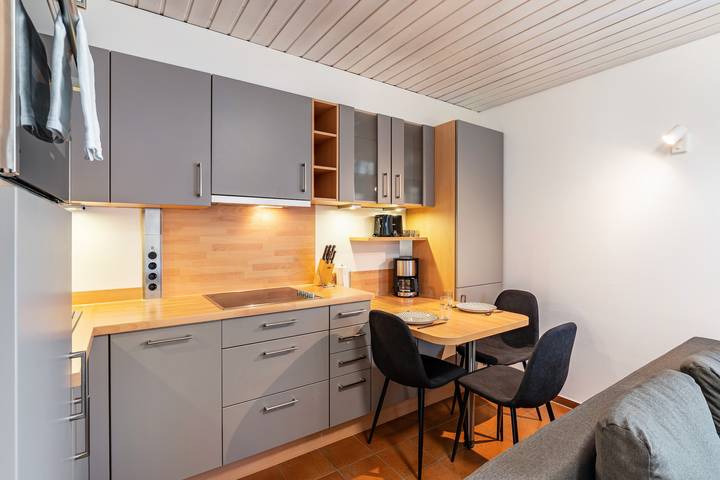 Hel studio-lejlighed, Haus Ersfeld – Garden Studio with Private Terrace and Wi-Fi in Bad Teinach-Zavelstein, Nord Sortskoven