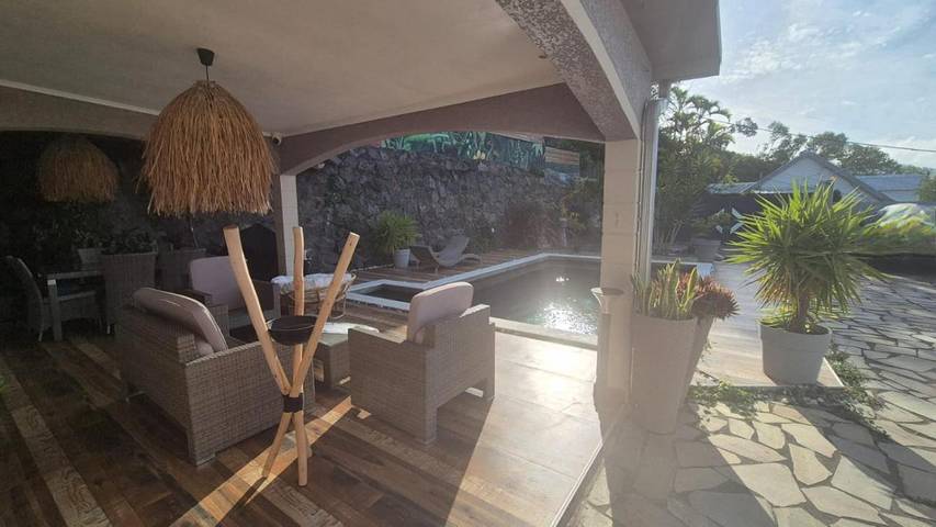 Villa pour 4 personnes, avec piscine ainsi que terrasse et jacuzzi