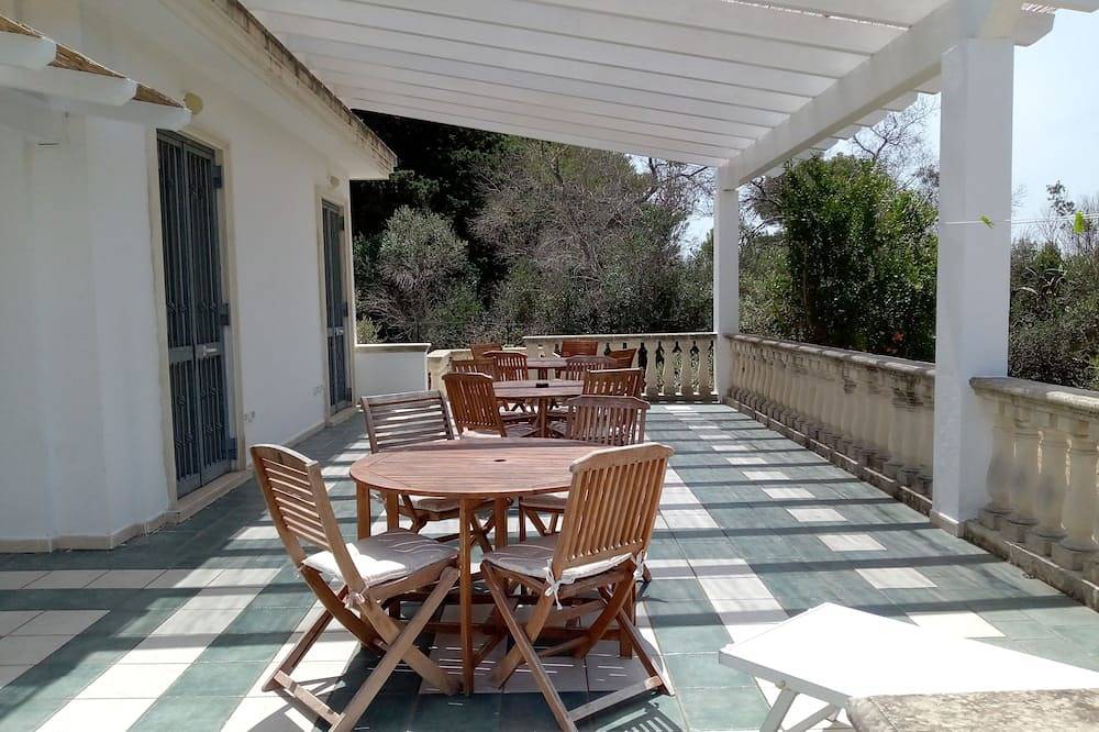 Villa Gallipoli Baia Verde, 200 meters from the beaches via a private path in Pôr do Sol, Baia Verde