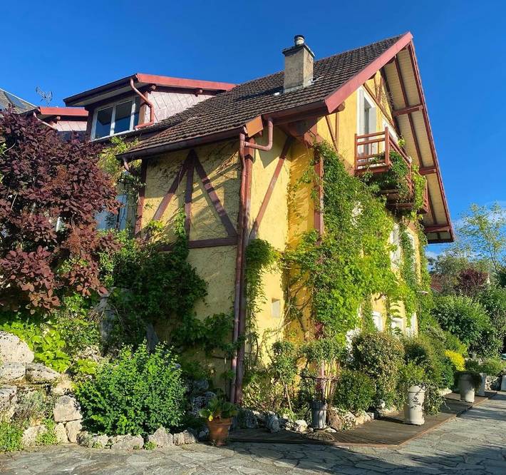 Location de vacances pour 2 personnes, avec Terrasse et Jardin ainsi que Piscine et Vue sur le lac à Mouxy