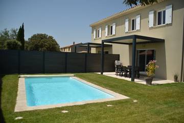 Gîte pour 6 personnes, avec terrasse et jardin à Grillon