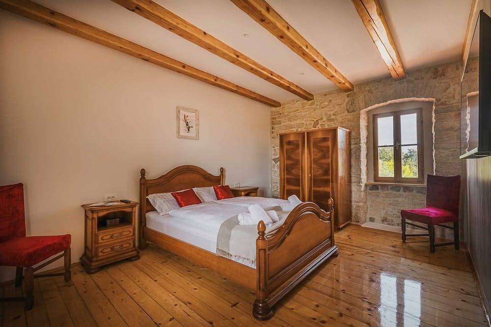 Villa mit 2 Schlafzimmern und Pool, Jacuzzi für bis zu 4 Personen in Grad Poreč, Porec und Umgebung