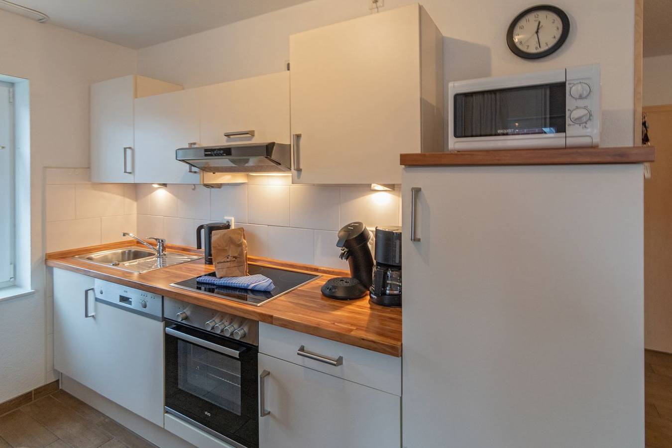 Ganze Wohnung, Komfortable Ferienwohnung in Norddeich mit Balkon, Wlan und Privatparkplatz in Strand Norddeich, Norddeich