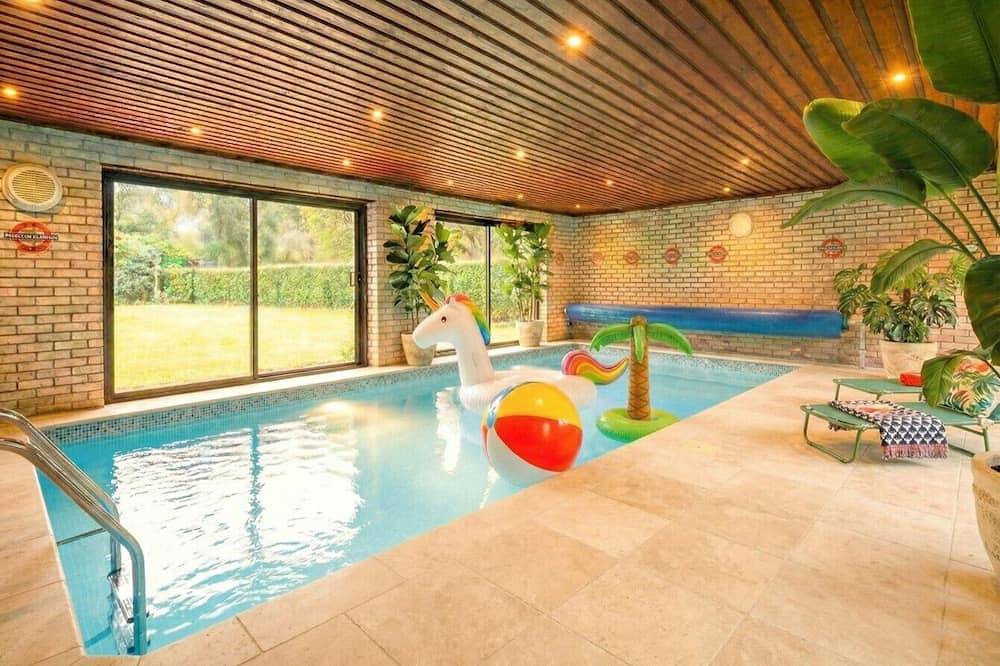 Stunning City Home with Private Pool & Cinema Room in Arbury Ward, Cambridge