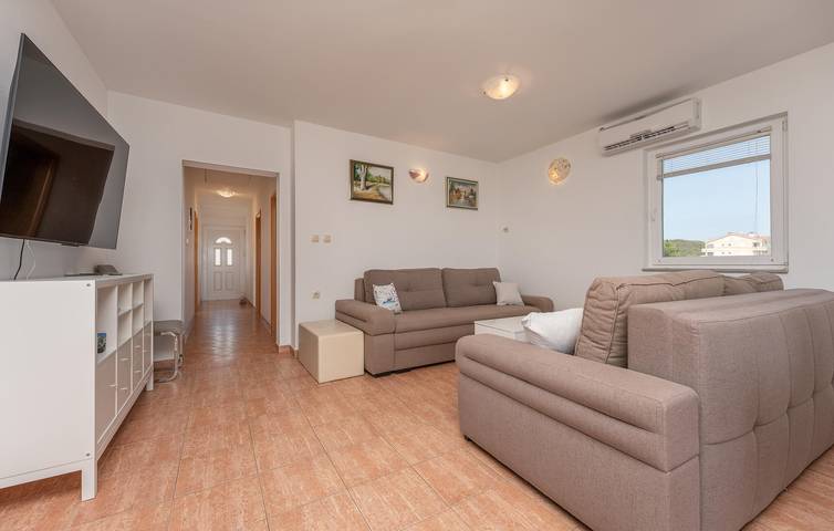 Ganze Ferienwohnung, Charmante 2-Zimmer-Wohnung mit Terrasse in der Nähe der Küste und zahlreicher Restaurants in Ugrinici, Tkon