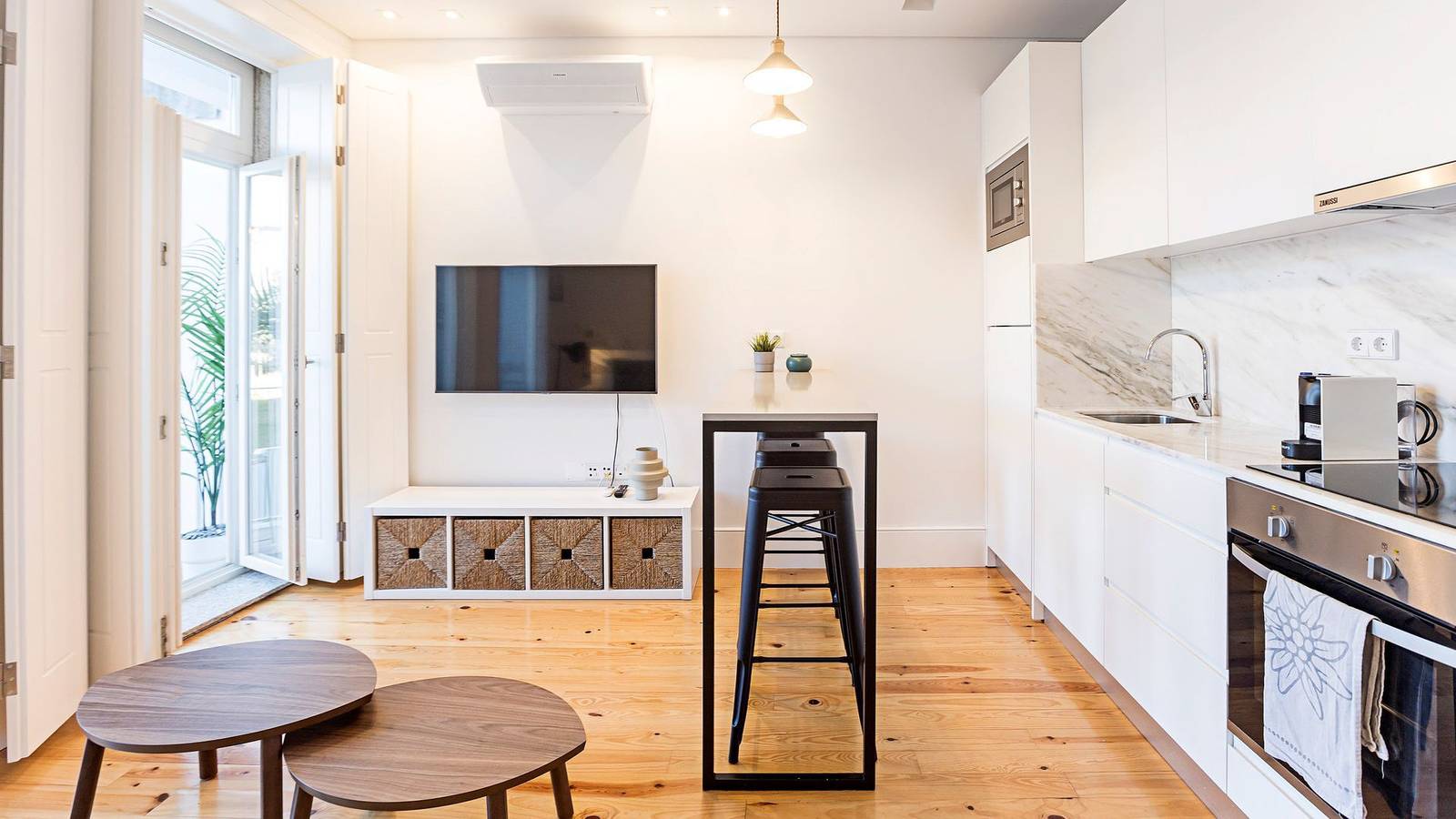 Entire apartment, Wonderful Duplex w/ Patio & Ac by Lovelystay in Cedofeita, Porto